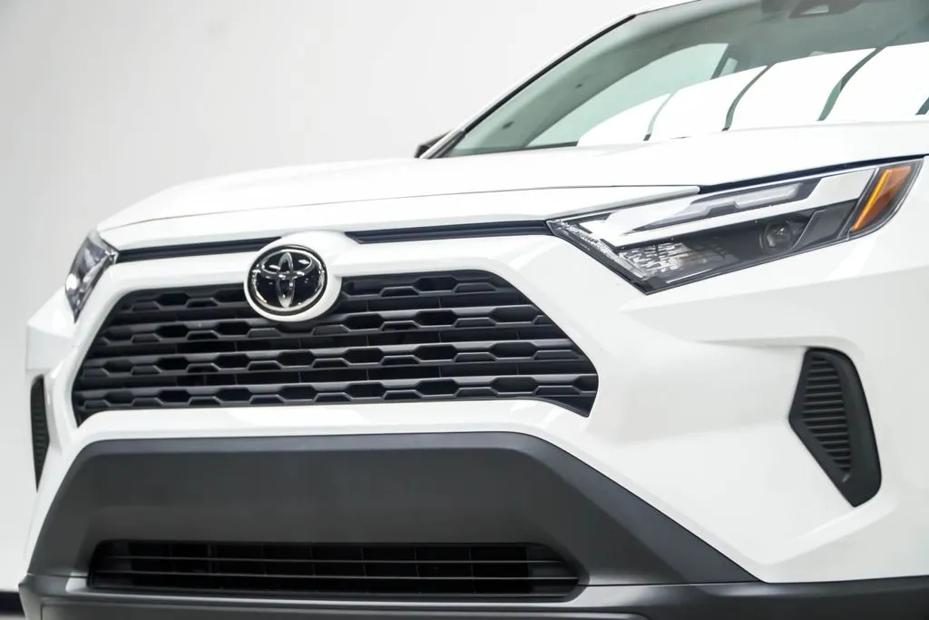 2024 Toyota RAV4 LE, photo 1