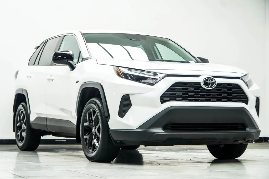 2024 Toyota RAV4 LE, photo 2