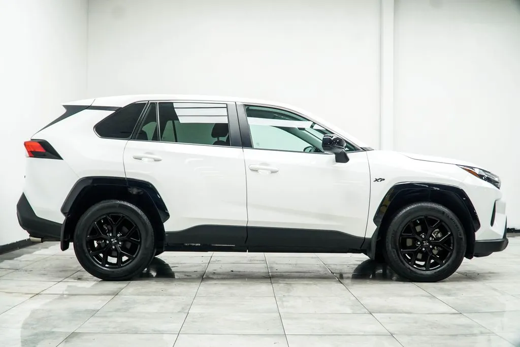 2024 Toyota RAV4 LE, photo 6