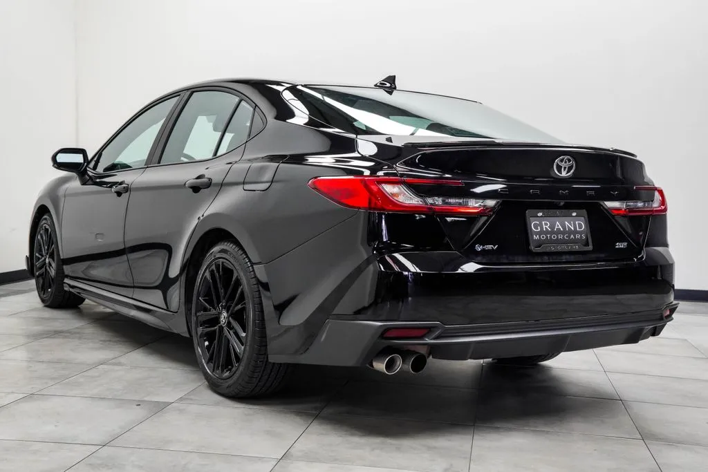 2025 Toyota Camry SE, photo 10