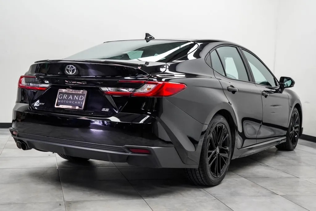 2025 Toyota Camry SE, photo 11
