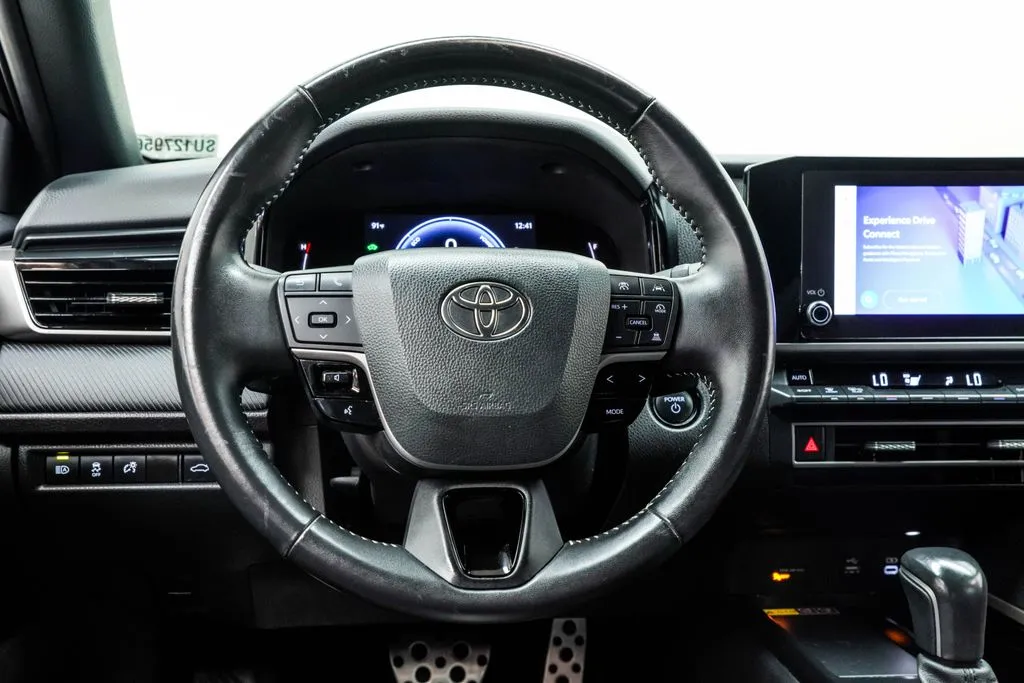 2025 Toyota Camry SE, photo 18