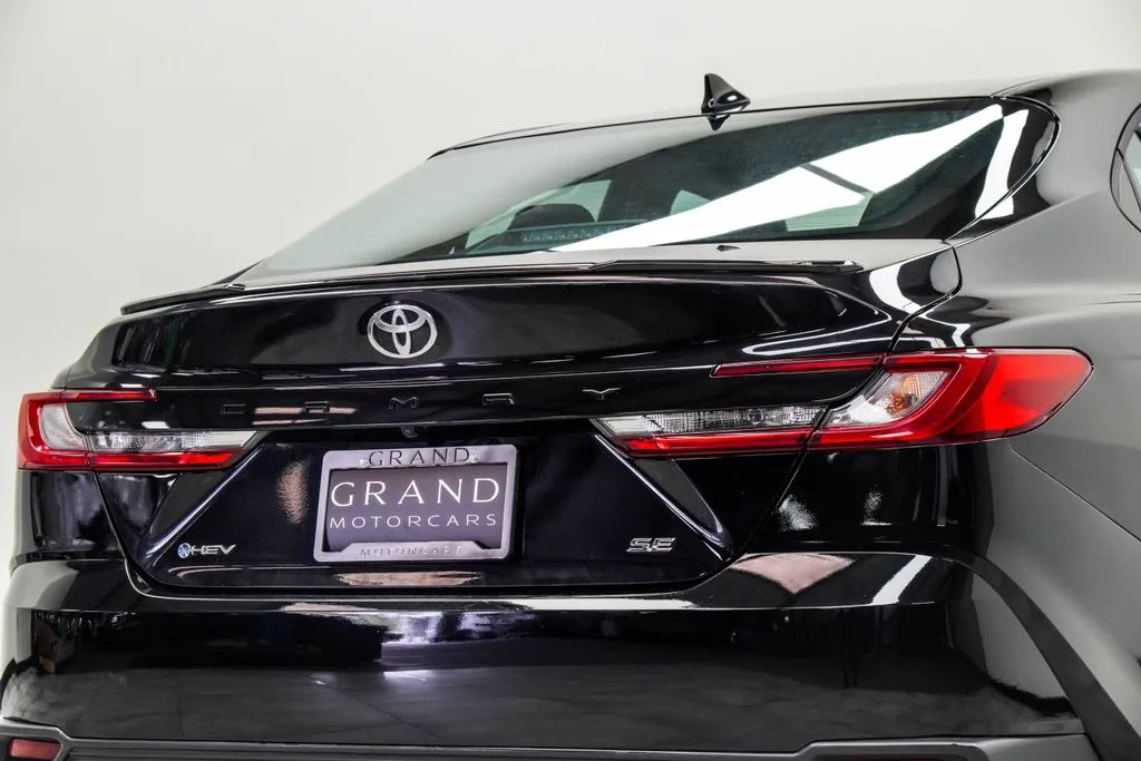 2025 Toyota Camry SE, photo 12