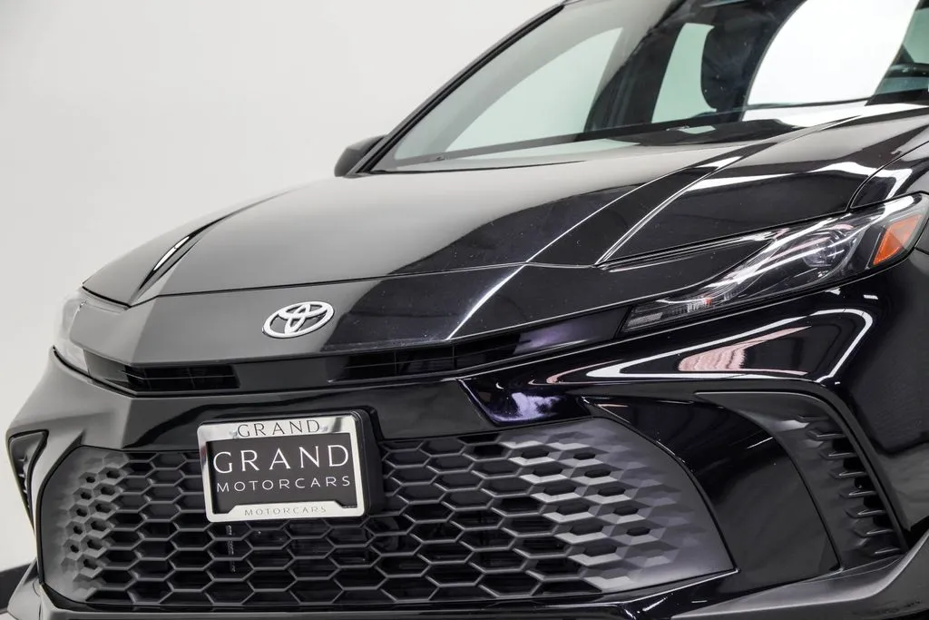 2025 Toyota Camry SE, photo 2