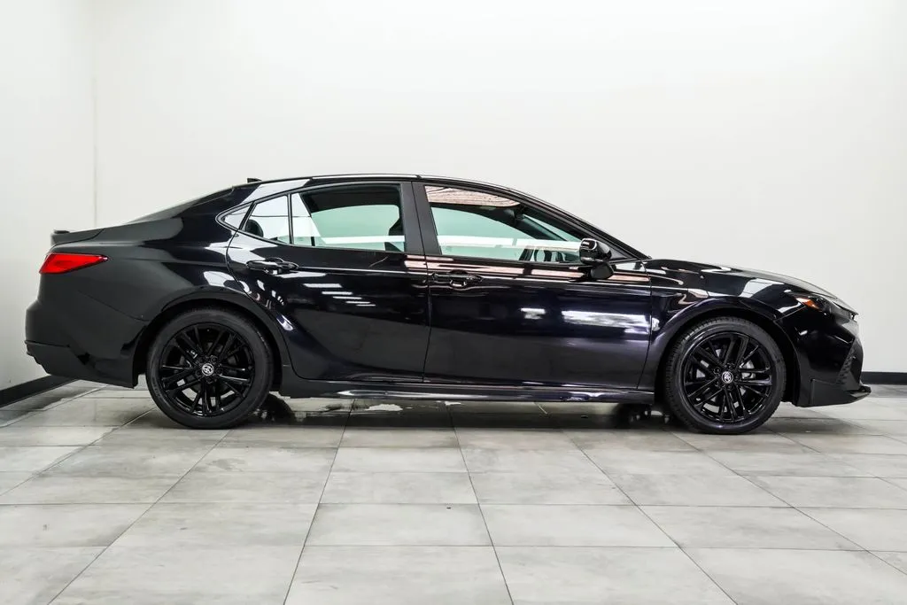 2025 Toyota Camry SE, photo 9