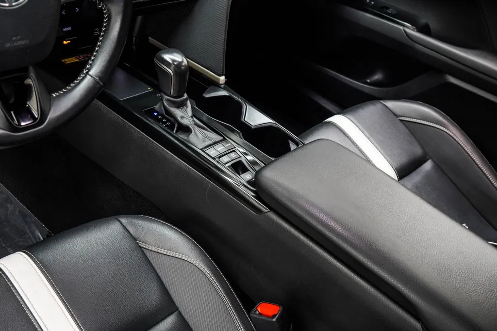 2025 Toyota Camry SE, photo 16