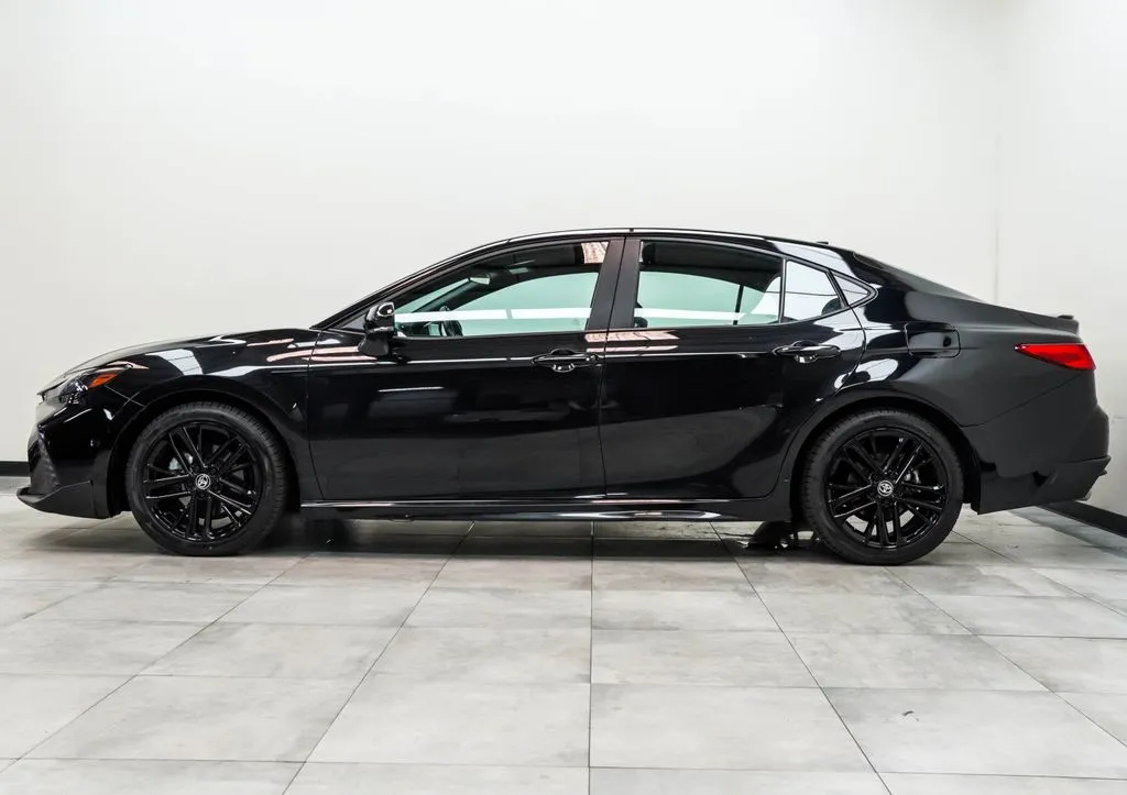 2025 Toyota Camry SE, photo 7
