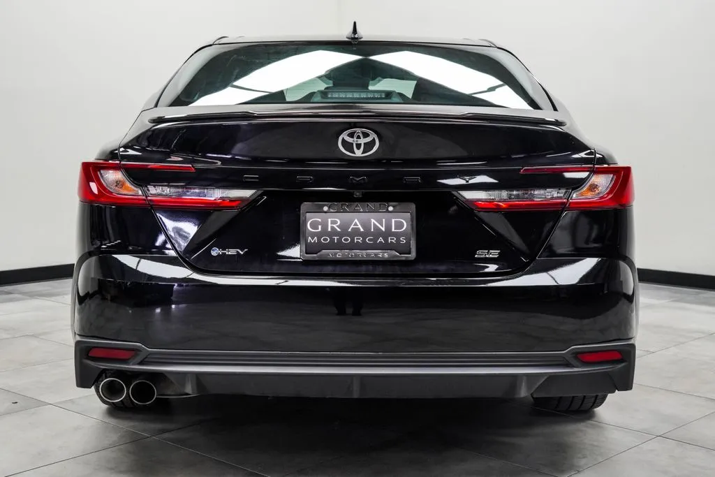 2025 Toyota Camry SE, photo 8