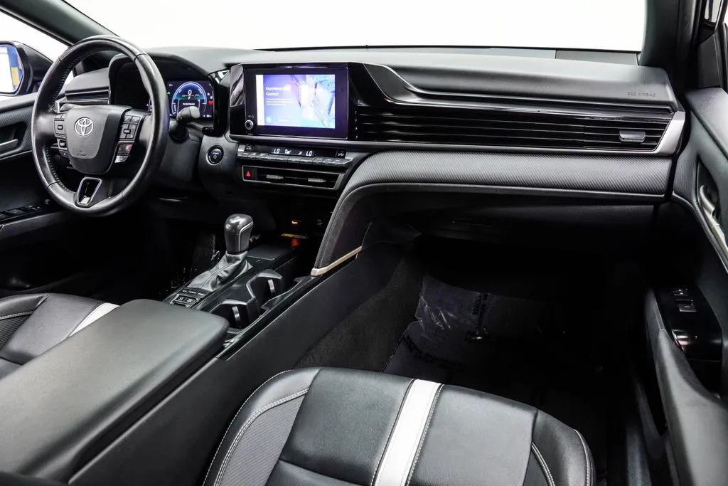 2025 Toyota Camry SE, photo 17