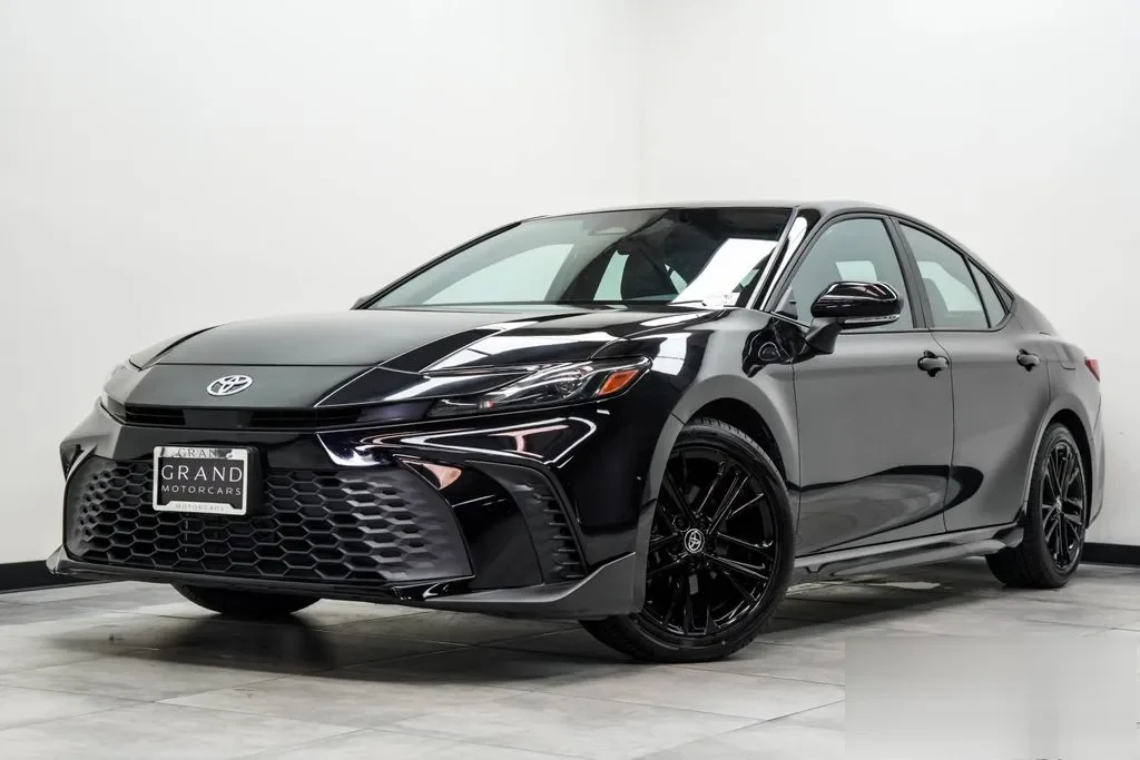 2025 Toyota Camry SE, photo 1