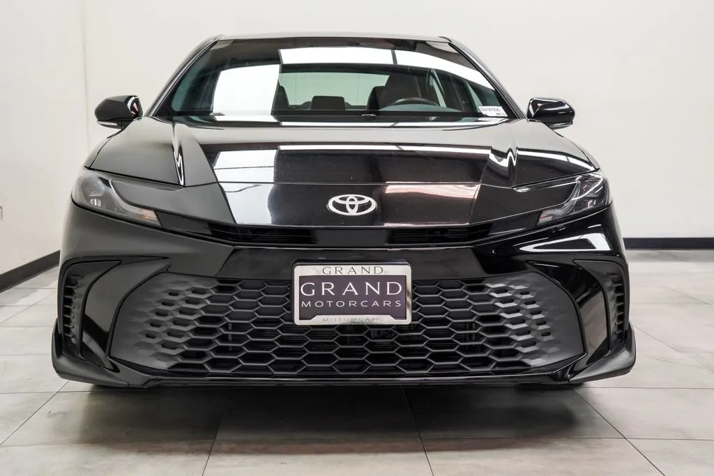 2025 Toyota Camry SE, photo 6