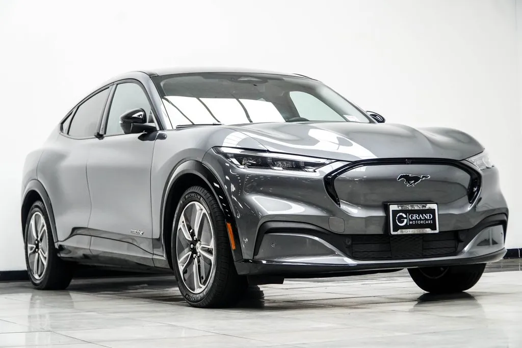 2023 Ford Mustang Mach-E Premium, photo 2
